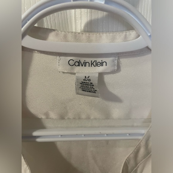 Calvin Klein Off-White Modern Essential Blouse - Chic & Versatile - Picture 12 of 13
